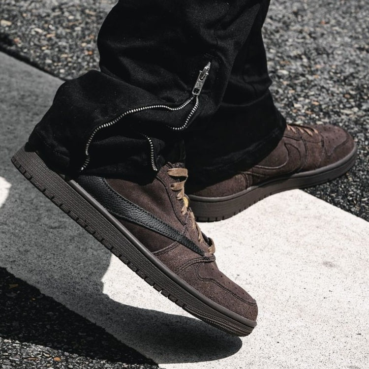 Air Jordan 1 Retro Low OG SP x
Travis Scott "Velvet Brown"