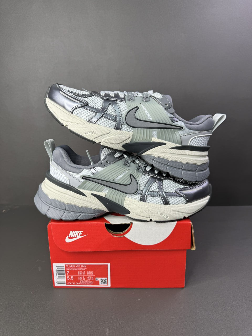 Nike V2K Run
"Pure Platinum Wolf Grey"