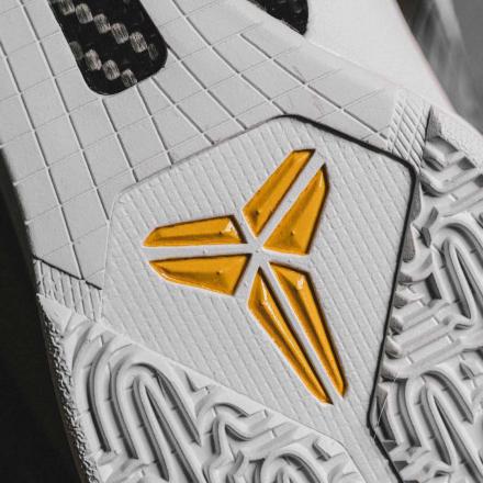 Kobe 5 Protro
"Bruce Lee Alternate"