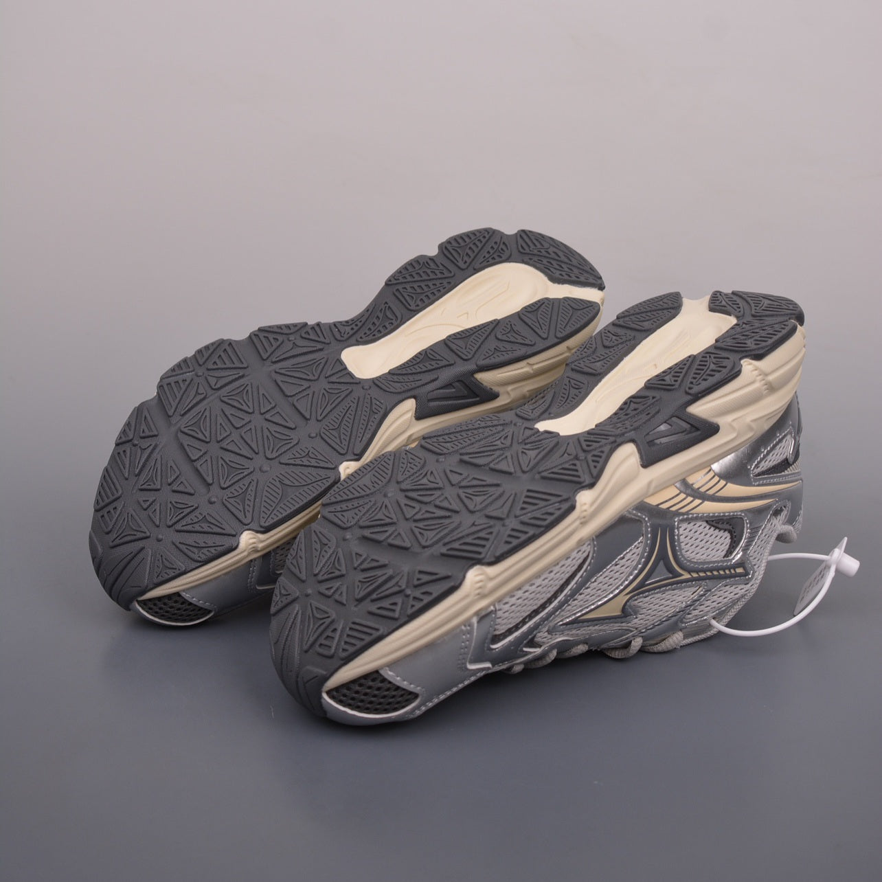 Mizuno Cyclone Speed 2k "Metallic Silver"