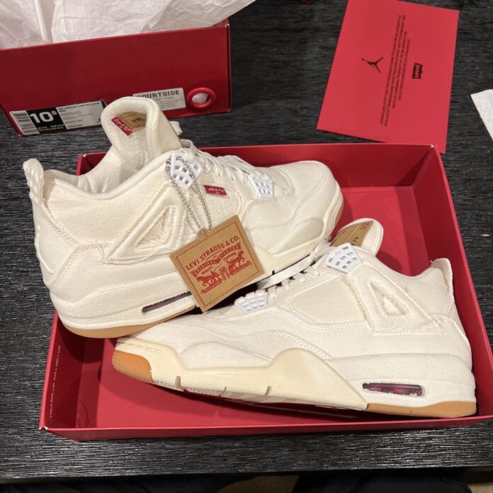Air Jordan 4 Retro
"Levi's White" (Levi's Tag)