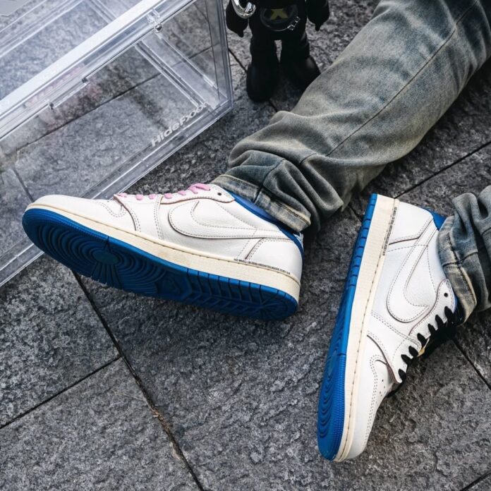 Air Jordan 1 Retro Low OG SP
Fragment x Travis Scott "Sail Military Blue"