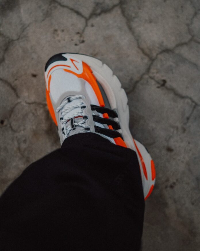 Adidas Adistar Jellyfish x
Pharrell Williams "Focus Olive Orange"