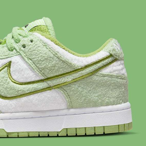 Nike Dunk Low SE
"Fleece Pack Honeydew" (Women's)