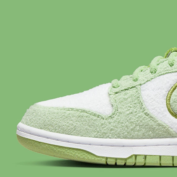 Nike Dunk Low SE
"Fleece Pack Honeydew" (Women's)