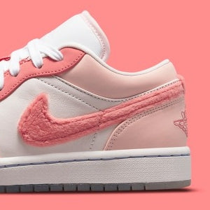 Air Jordan 1 Low SE
"Mighty Swooshers Pink" (Women's)