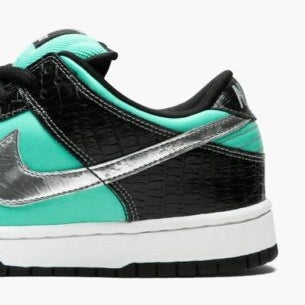 Nike SB Dunk Low
"Diamond Supply Co."