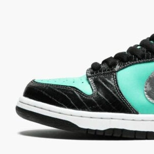 Nike SB Dunk Low
"Diamond Supply Co."