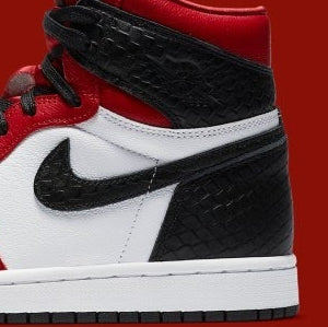 Air Jordan 1 Retro High
"Satin Snake Chicago"