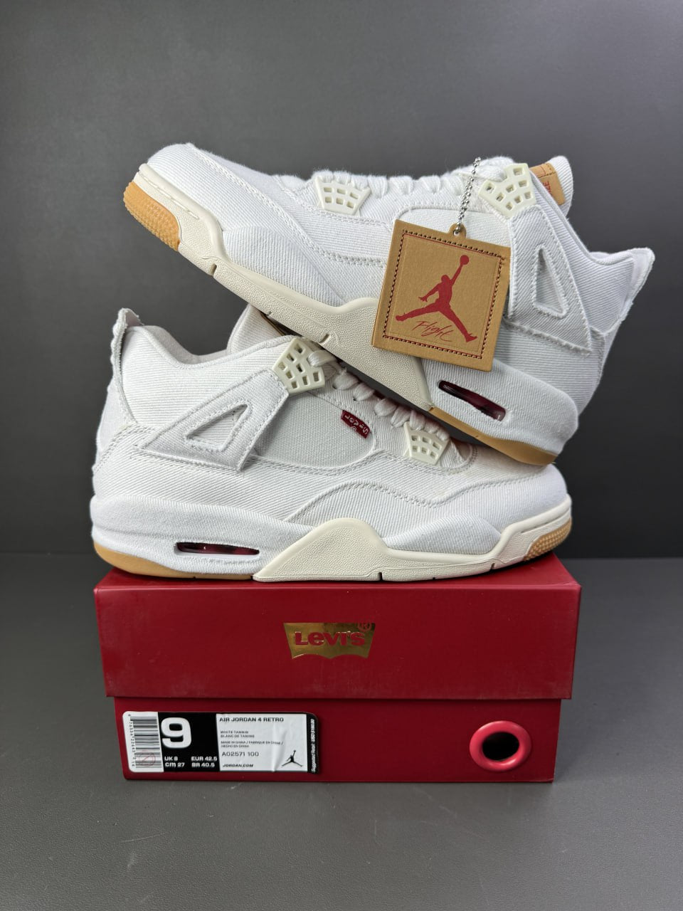 Air Jordan 4 Retro
"Levi's White" (Levi's Tag)