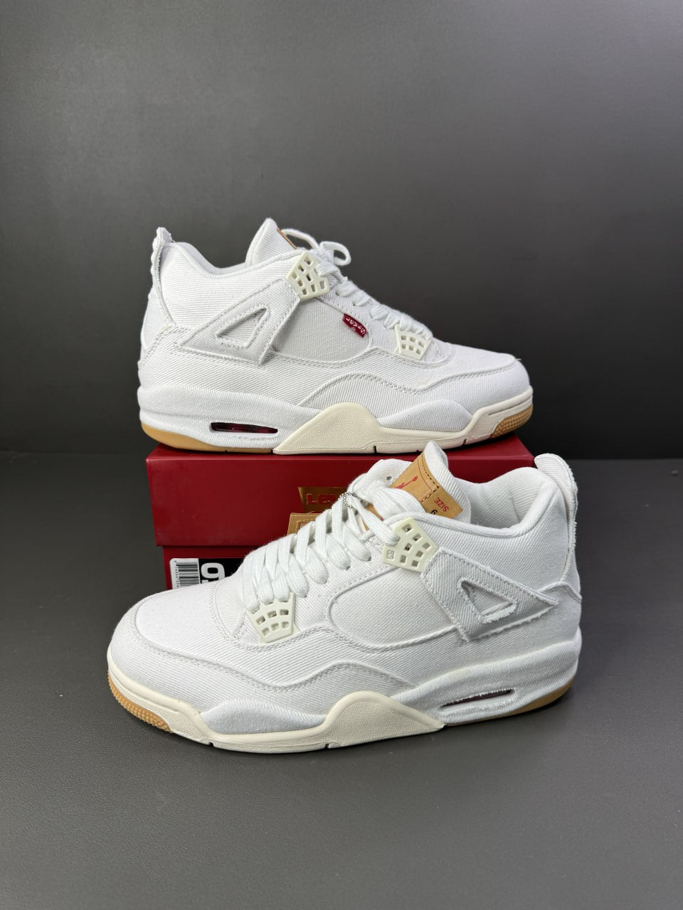 Air Jordan 4 Retro
"Levi's White" (Levi's Tag)