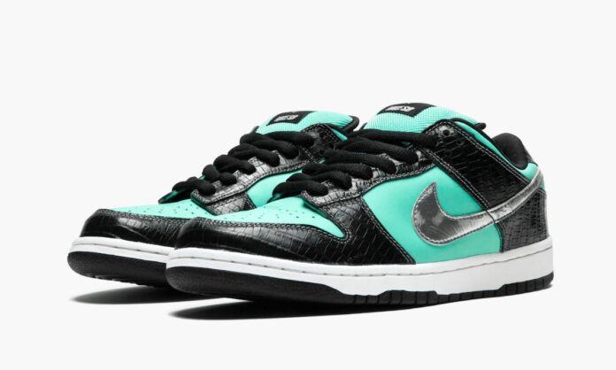 Nike SB Dunk Low
"Diamond Supply Co."