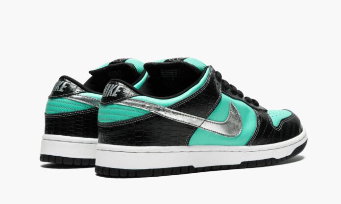 Nike SB Dunk Low
"Diamond Supply Co."