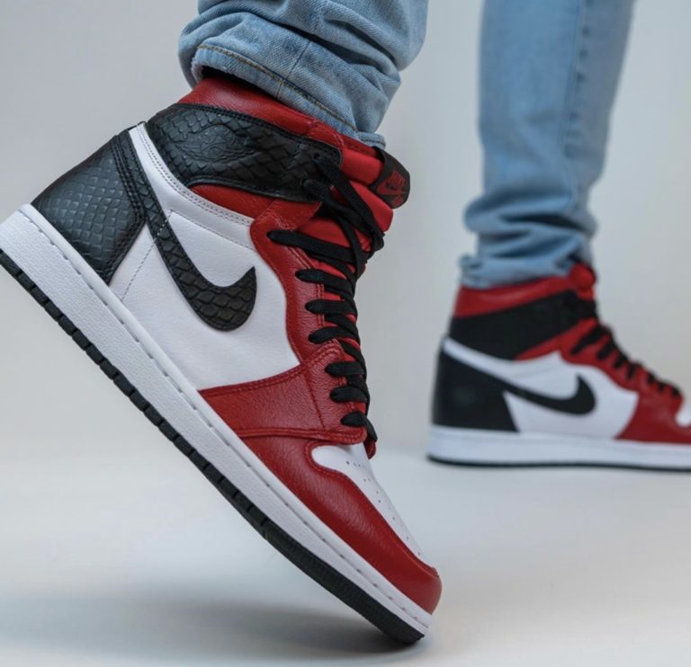 Air Jordan 1 Retro High
"Satin Snake Chicago"