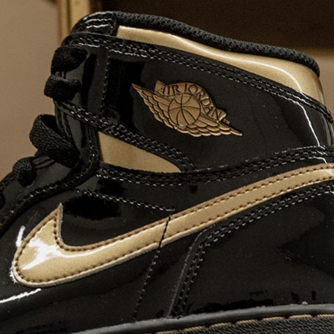 Air Jordan 1 Retro High
"Black Metallic Gold"