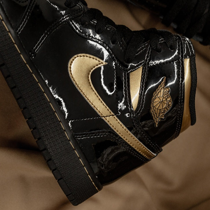 Air Jordan 1 Retro High
"Black Metallic Gold"