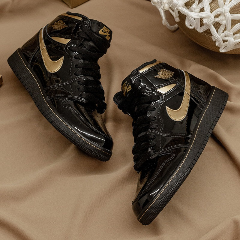 Air Jordan 1 Retro High
"Black Metallic Gold"