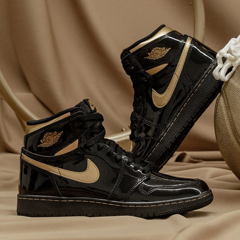 Air Jordan 1 Retro High
"Black Metallic Gold"