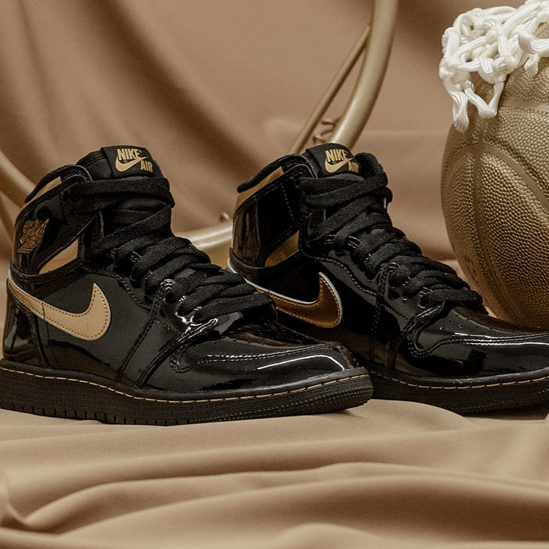 Air Jordan 1 Retro High
"Black Metallic Gold"