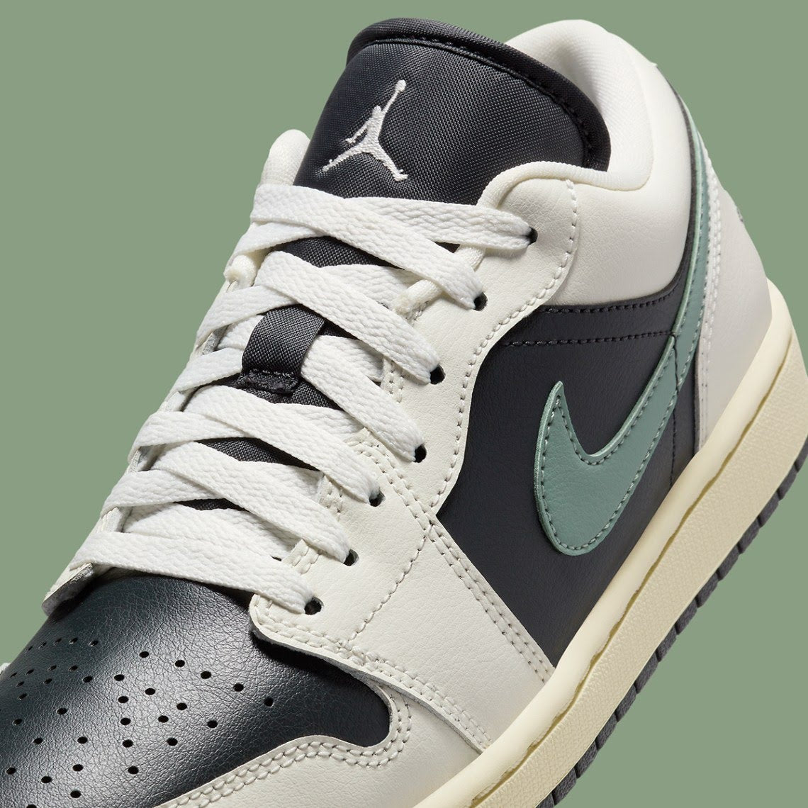 Air Jordan 1 Low
"Jade Smoke" (Women's)