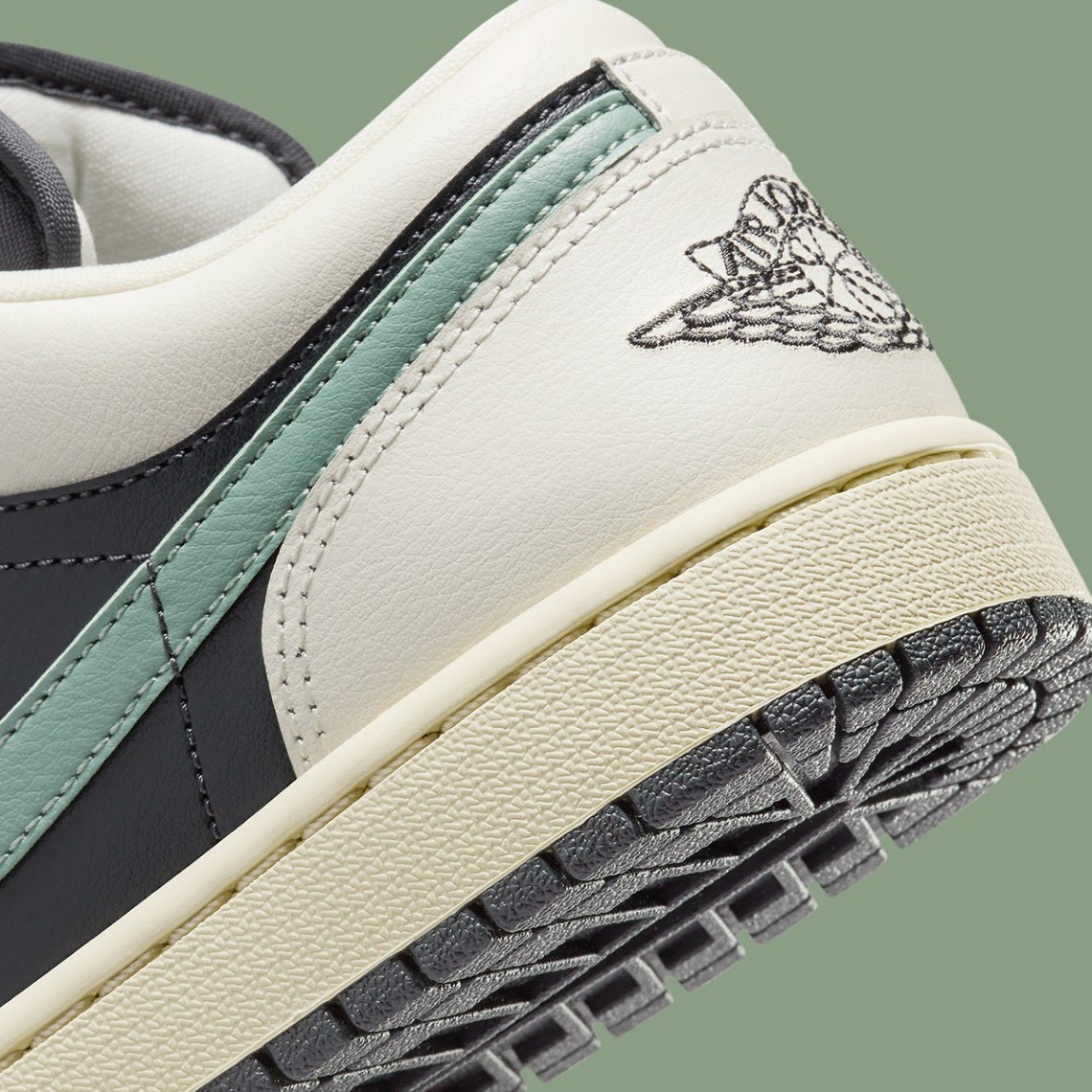 Air Jordan 1 Low
"Jade Smoke" (Women's)