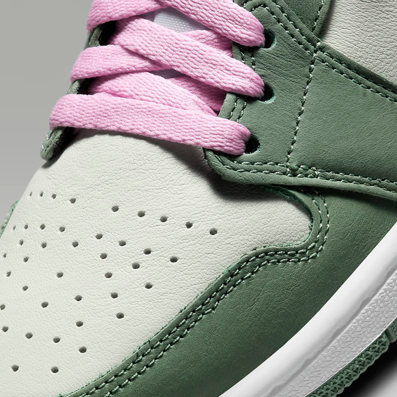 Air Jordan 1 Mid
"Dutch Green" (Women's)