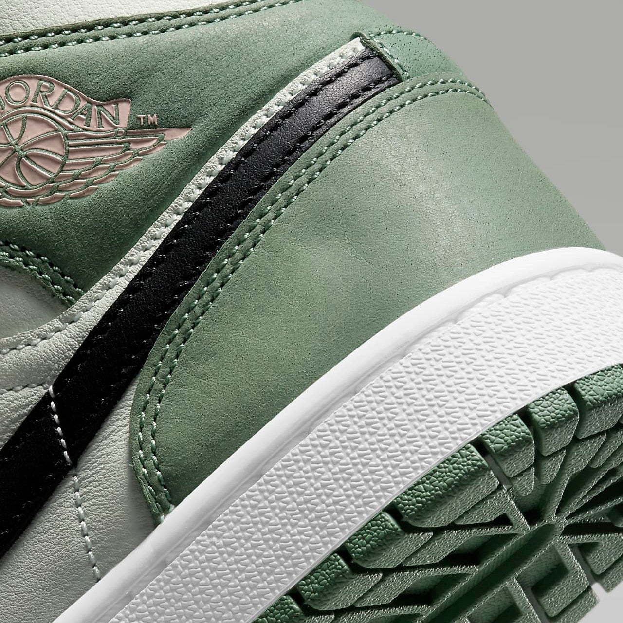 Air Jordan 1 Mid
"Dutch Green" (Women's)