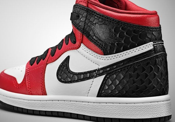 Air Jordan 1 Retro High
"Satin Snake Chicago"