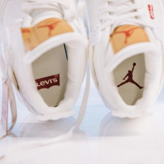 Air Jordan 4 Retro
"Levi's White" (Levi's Tag)