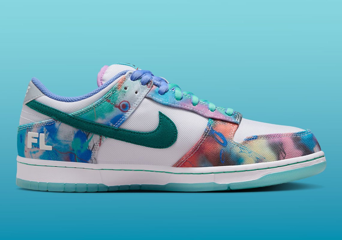 Nike SB Dunk Low
"Futura Laboratories Bleached Aqua"