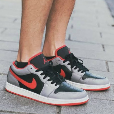 Air Jordan 1 Low
"Black Light Smoke Grey Gym Red"