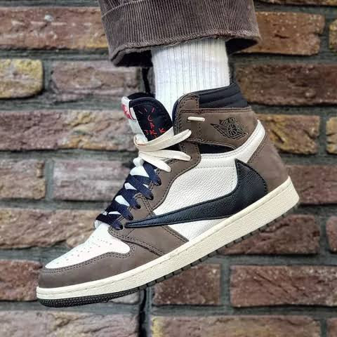 Air Jordan 1 Retro High OG SP
x Travis Scott "Mocha"