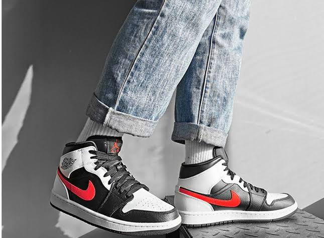 Air Jordan 1 Mid
"Black Chile Red White"