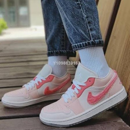 Air Jordan 1 Low SE
"Mighty Swooshers Pink" (Women's)