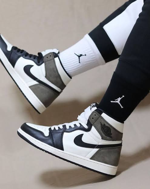 Air Jordan 1 Retro High
"Dark Mocha"