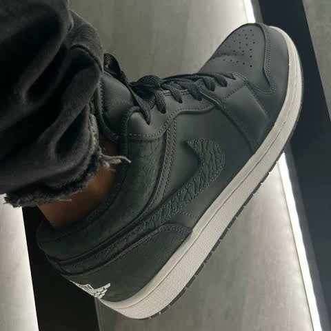 Air Jordan 1 Low SE
"Black Elephant"