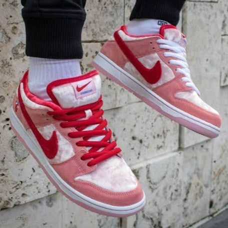 Nike SB Dunk Low
"StrangeLove" Skateboards (Special Box)