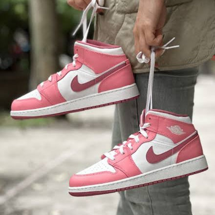 Air Jordan 1 Mid
"Valentine's Day"sapatos