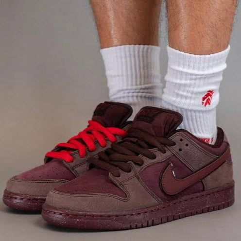 Nike SB Dunk Low
"City Of Love Burgundy Crush"