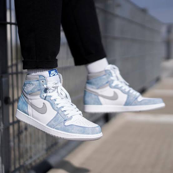 Air Jordan 1 Retro High
"Hyper Royal Smoke Grey"