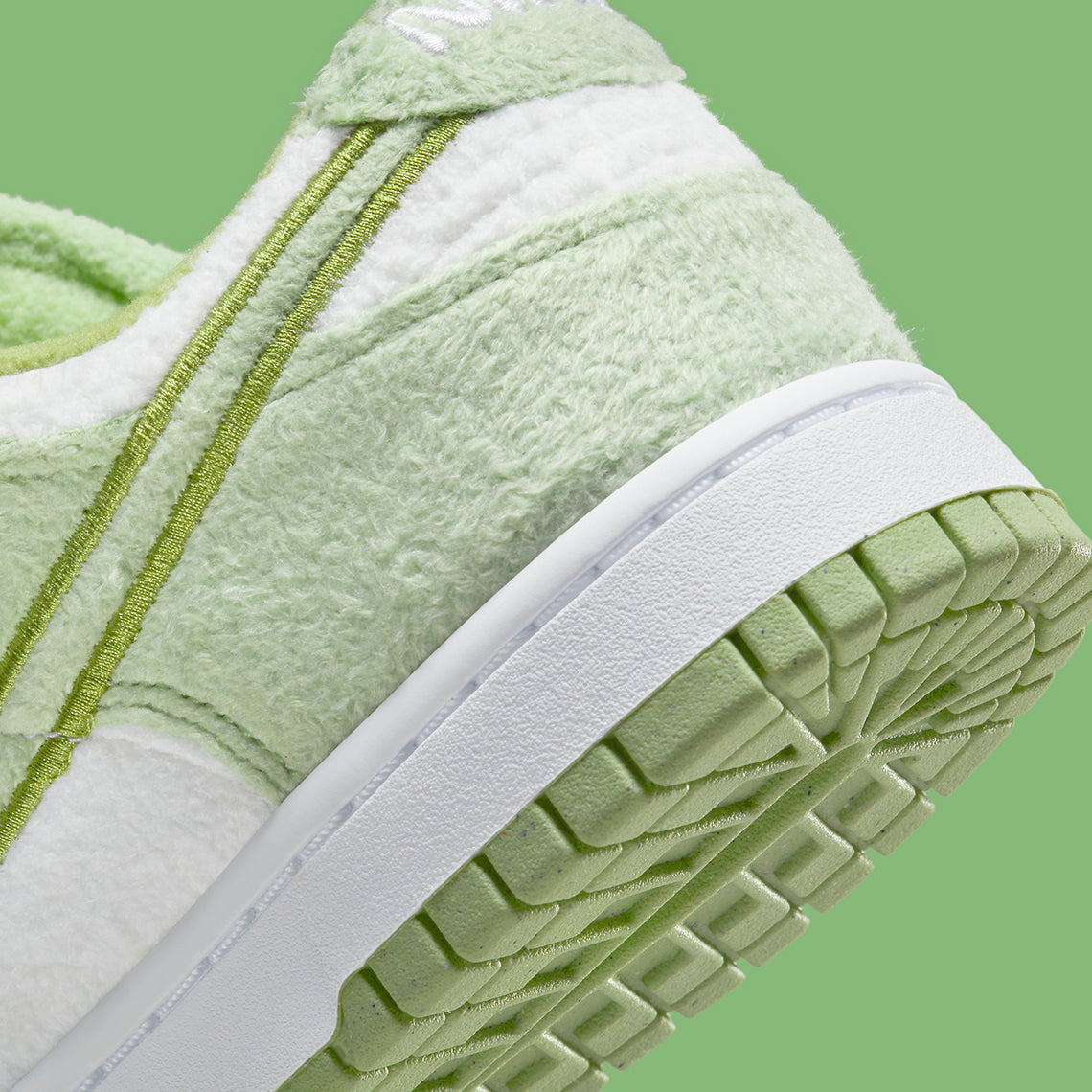 Nike Dunk Low SE
"Fleece Pack Honeydew" (Women's)