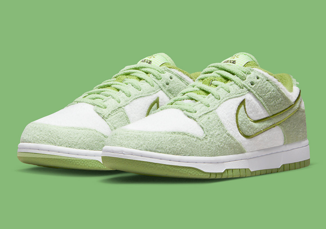 Nike Dunk Low SE
"Fleece Pack Honeydew" (Women's)