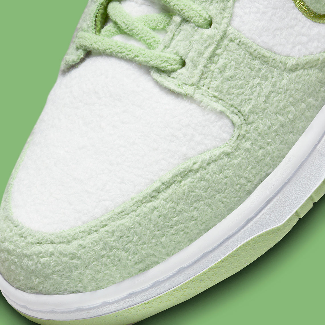 Nike Dunk Low SE
"Fleece Pack Honeydew" (Women's)