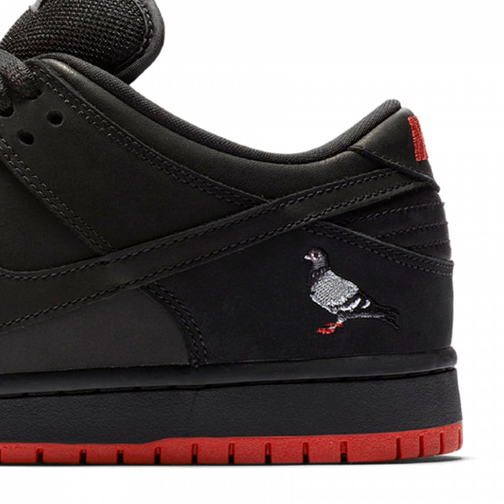 Nike SB Dunk Low
"Black Pigeon"