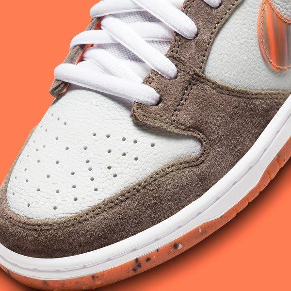 Nike SB Dunk Low
"Crushed D.C."