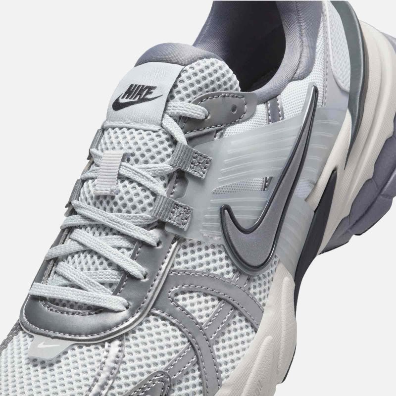 Nike V2K Run
"Pure Platinum Wolf Grey"