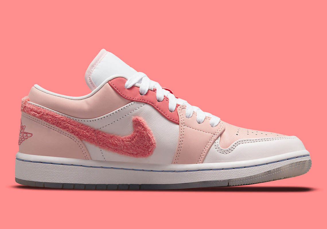 Air Jordan 1 Low SE
"Mighty Swooshers Pink" (Women's)