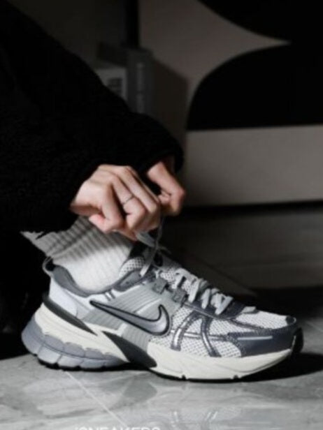 Nike V2K Run
"Pure Platinum Wolf Grey" (Women's)