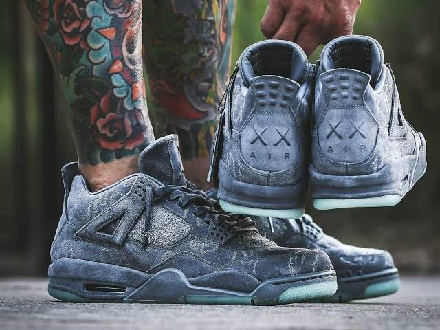 Air Jordan 4 x KAWS "Cool Grey"