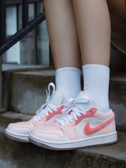 Air Jordan 1 Low SE
"Mighty Swooshers Pink" (Women's)